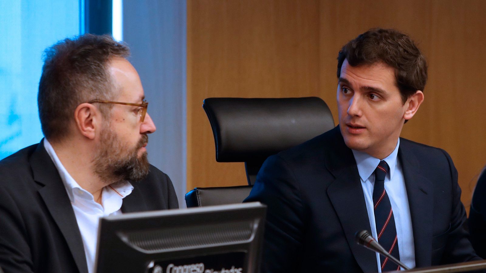 El líder de Ciudadanos, Albert Rivera, conversa con el portavoz de la formación en el Congreso, Juan Carlos Girauta