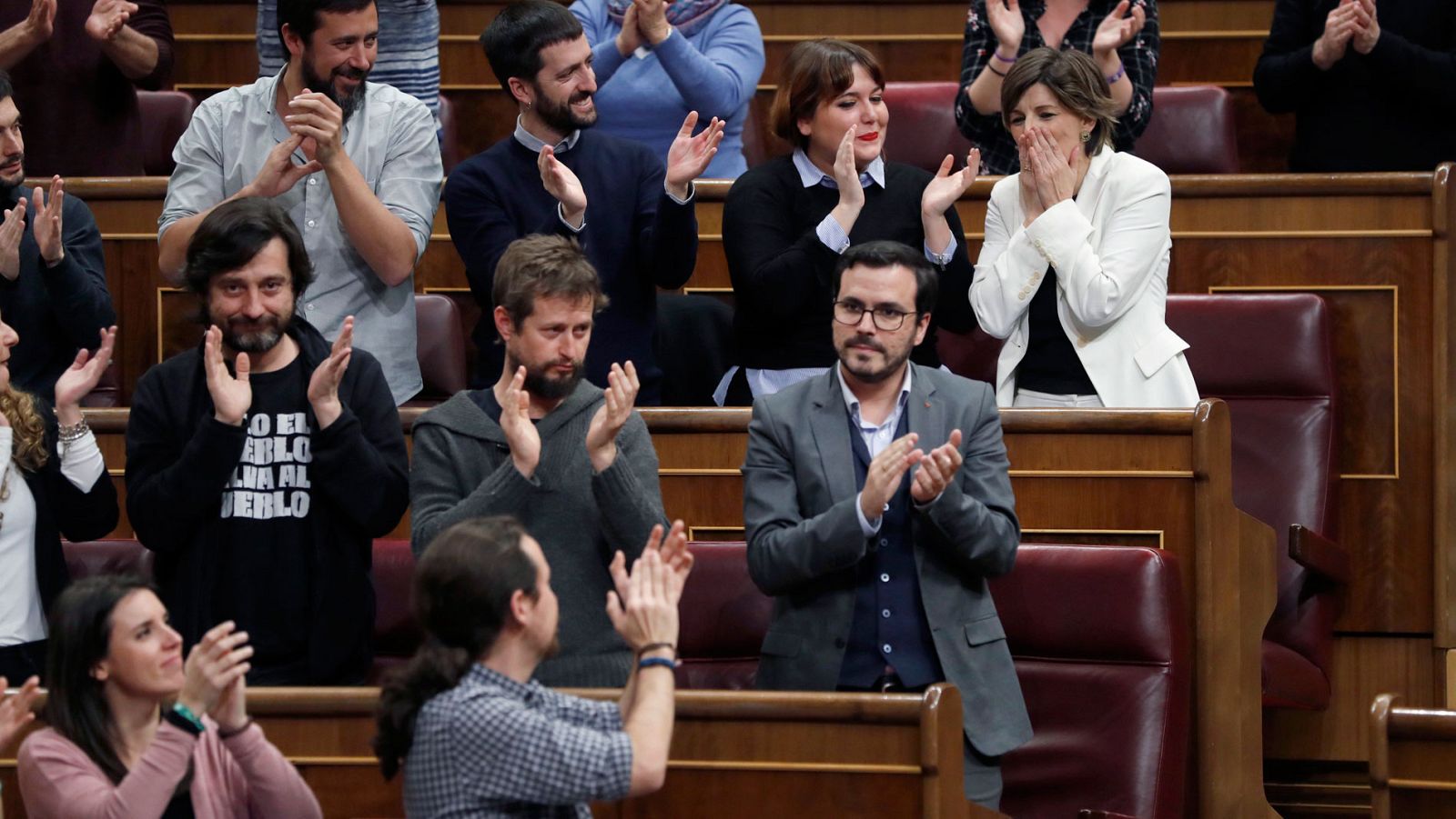 Los diputados de Unidos Podemos aplauden a la parlamentaria Yolanda Díaz tras defender la reforma de la ley de amnistía