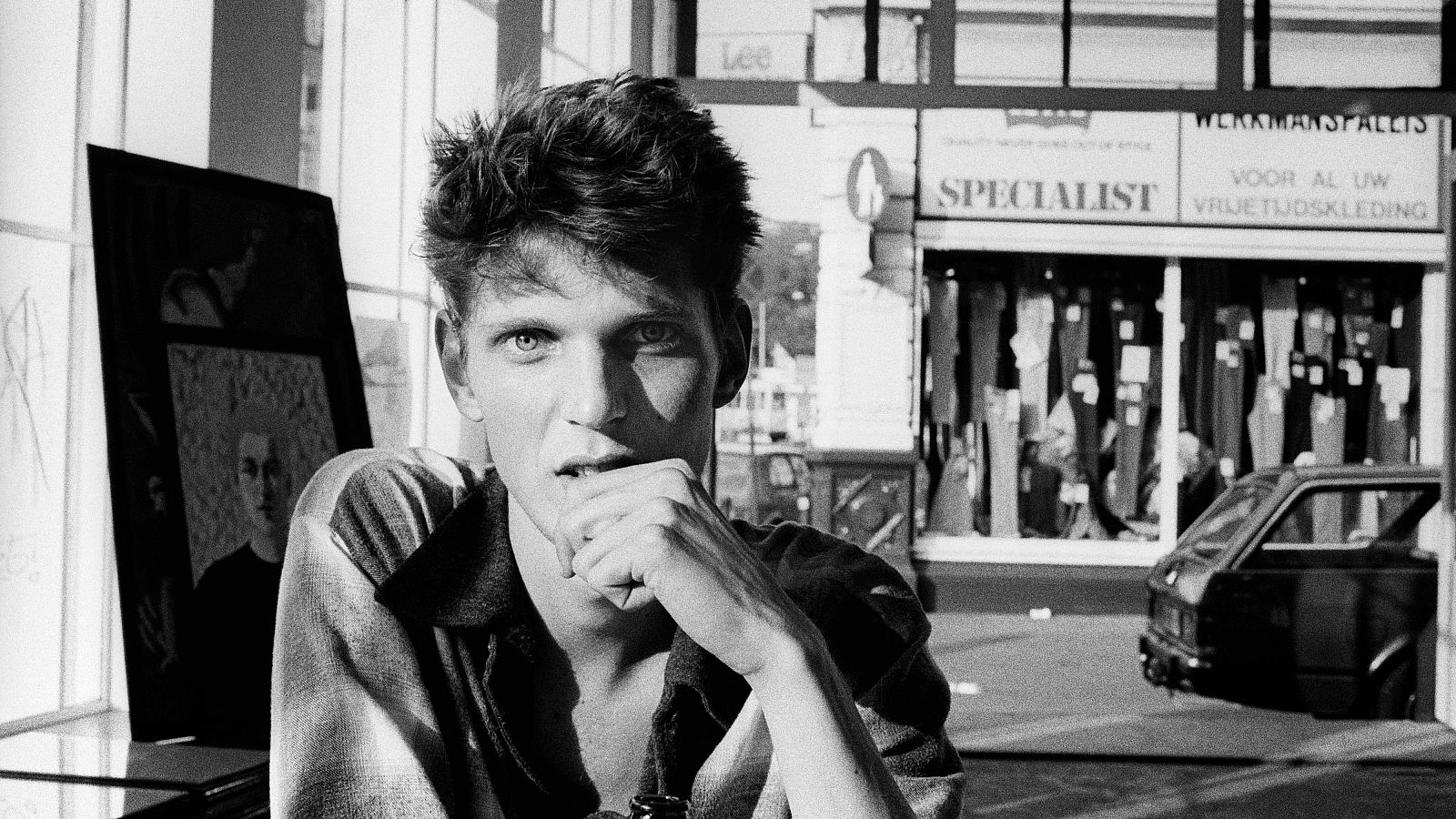 Retrato del fotógrafo Erwin Olaf en la retrospectiva Freedom del Museo Stedelijk.