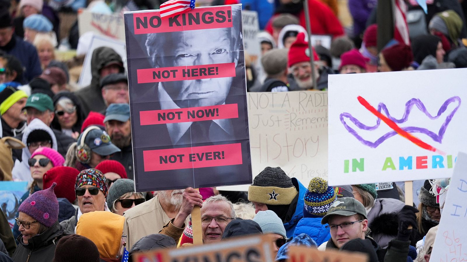 EEUU TRUMP: Comienzan las mayores protestas de 'No Kings' contra Trump, la guerra en Irán y el ICE    Miami (EE.UU.), 28 mar (EFE).- La tercera jornada de protestas del movimiento 'No Kings' (No reyes) comenzó este sábado en Estados Unidos, donde se celebrarán más de 3.300 concentraciones, según los organizadores, lo que supone la mayor movilización hasta ahora contra el presidente, Donald Trump, la guerra en Irán y el Servicio de Inmigración y Aduanas (ICE). La coalición de unos 400 grupos, com