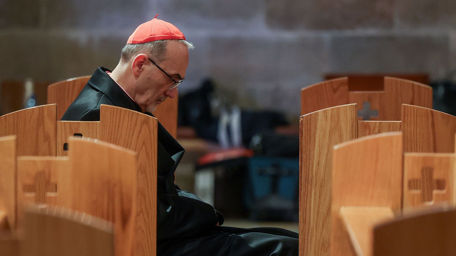 El cardenal Pierbattista Pizzaballa, patriarca latino de Jerusalén, sentado en la Iglesia de Todas las Naciones para conmemorar el Domingo de Ramos en Jerusalén.