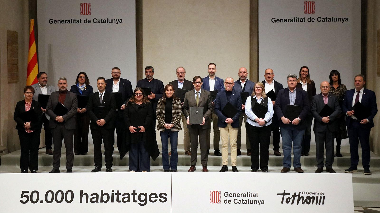 El president de la Generalitat, Salvador Illa, i la consellera de Territori, Habitatge i Transició Ecològica, Sílvia Paneque, amb els alcaldes que han firmat el nou conveni per licitar solars