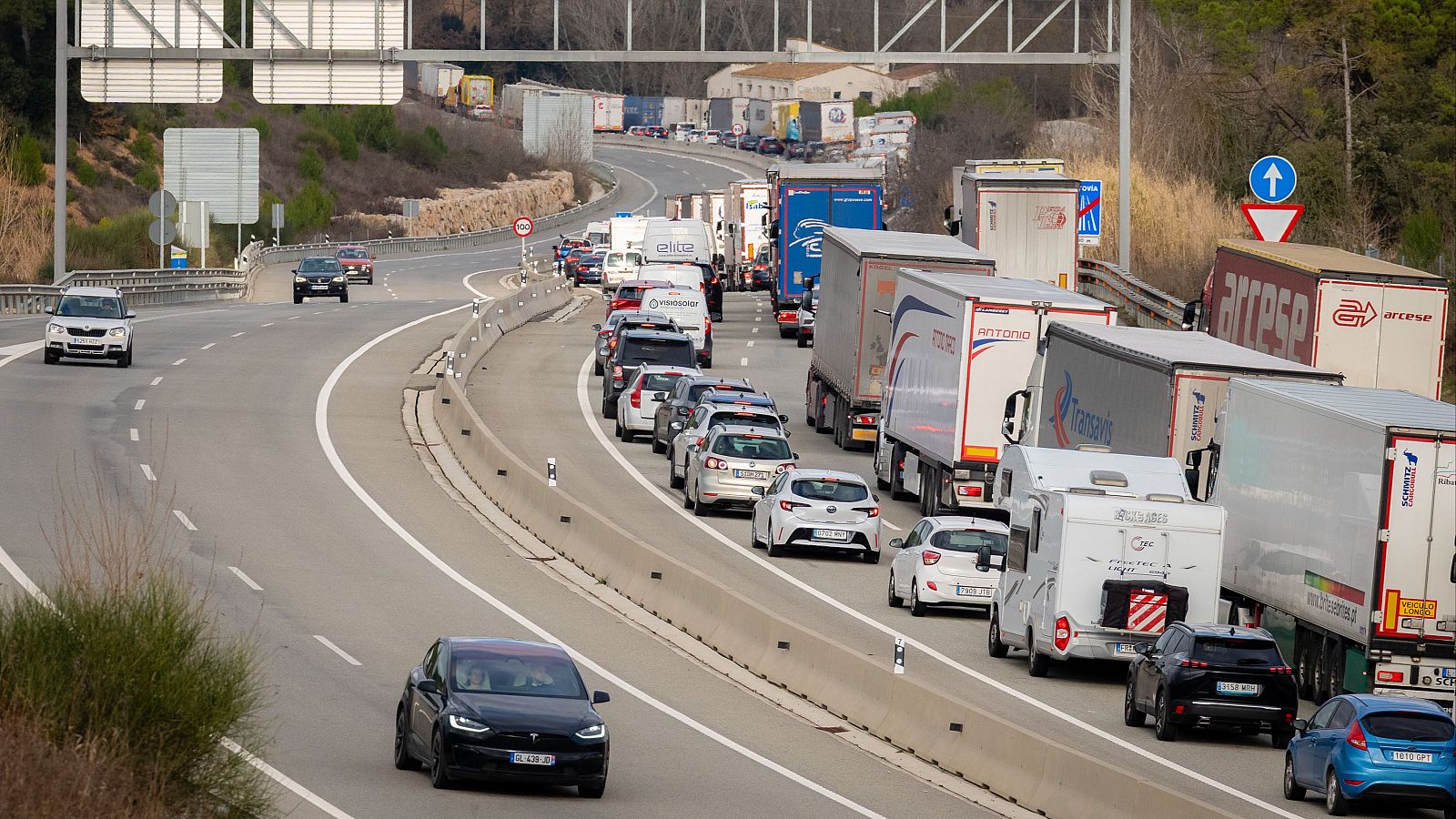 El Gobierno y las patronales del transporte acuerdan un nuevo decreto con medidas de apoyo ante la crisis en Irán