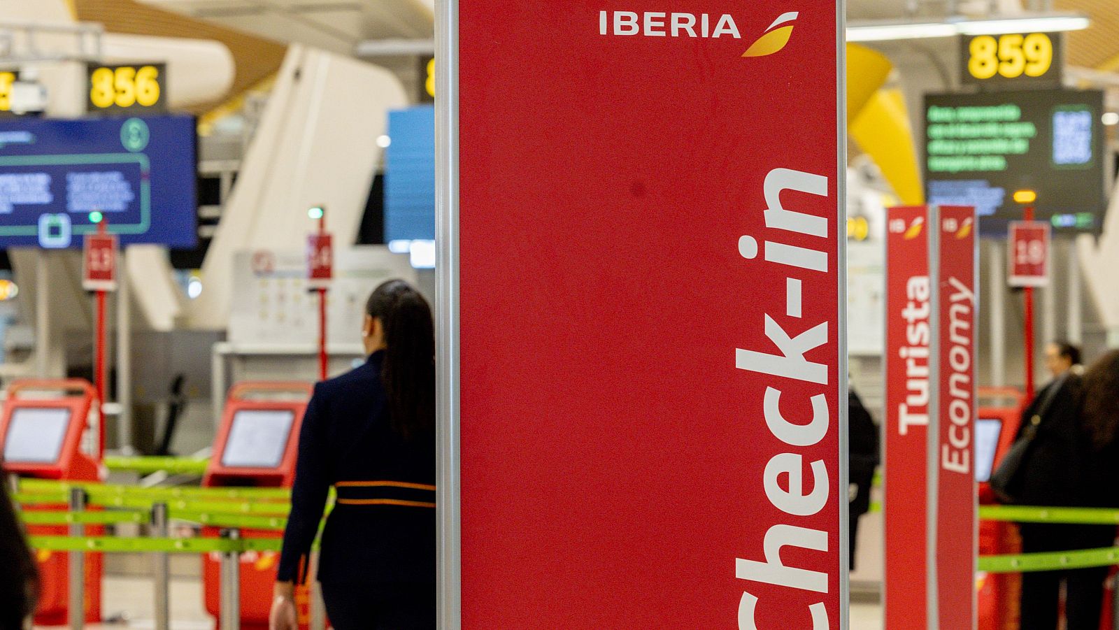 Iberia plantea un expediente de regulación de empleo voluntario para 996 trabajadores