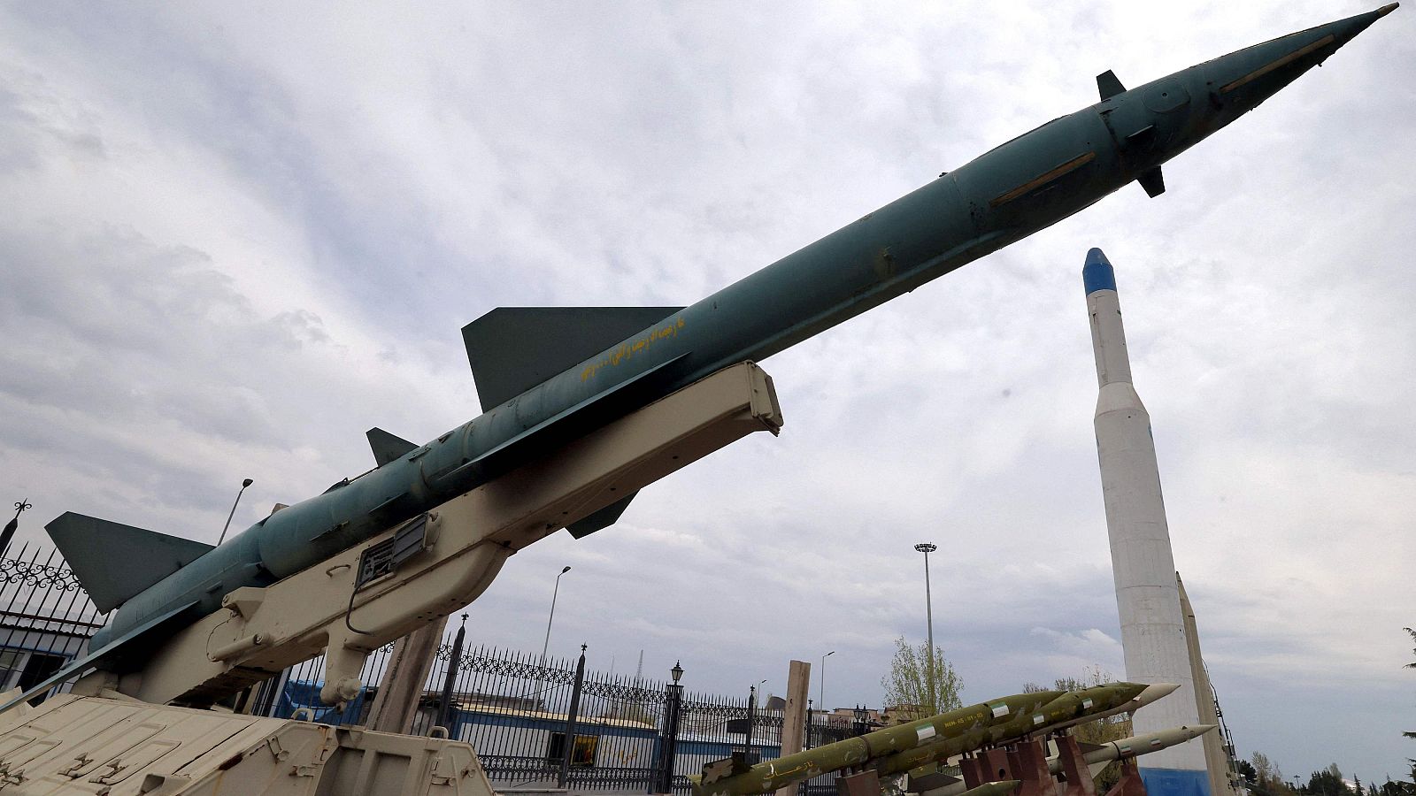 Maquetas de misiles iraníes de fabricación nacional se exhiben en una exposición frente al Museo de la Defensa en Teherán el 31 de marzo de 2026.