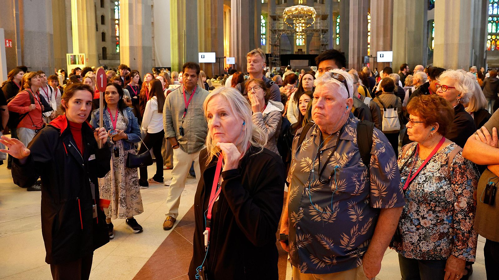Un grupo de turistas disfrutan de una visita a la Sagrada Familia este martes.