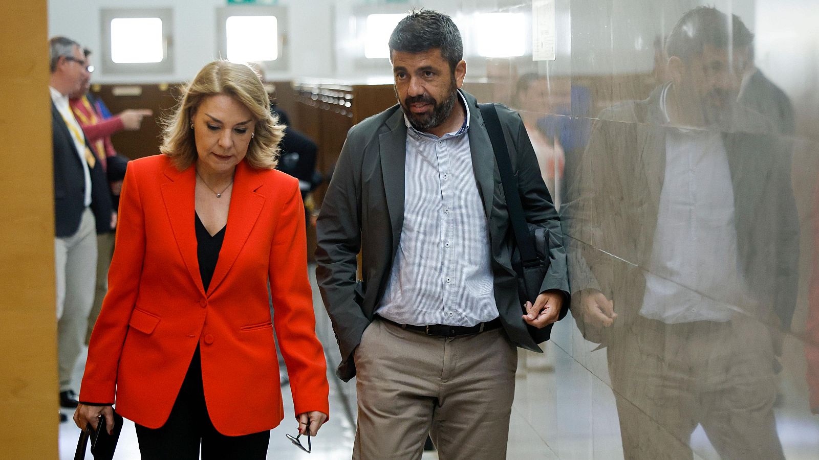 Carlos Mazón, expresidente de la Comunidad Valenciana, conversa con la vicepresidenta de la Generalitat, Susana Camarero
