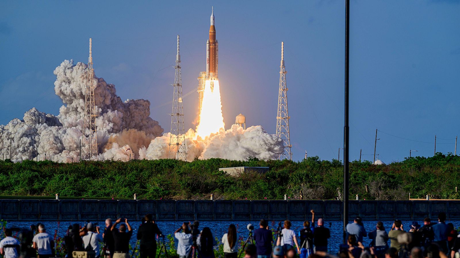 El cohete del Sistema de Lanzamiento Espacial Artemis II de la NASA, con la nave espacial Orión a bordo, despega desde Cabo Cañaveral