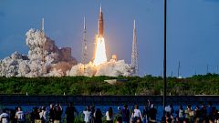 Los astronautas de Artemis II ajustan la trayectoria de la nave Orion para poner rumbo a la Luna