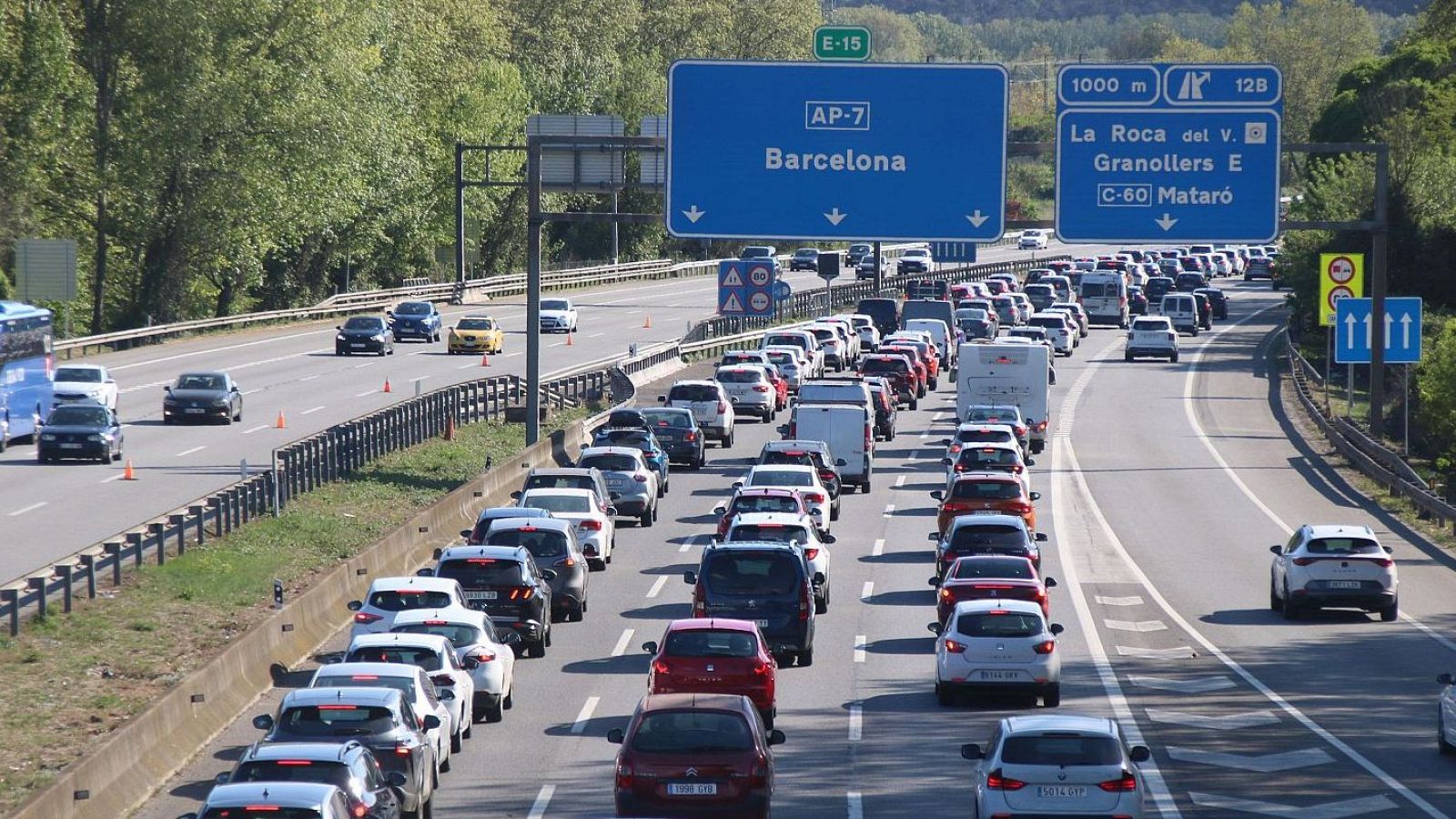 Trànsit habilita carrils adicionals a l'AP-7 coincidint amb les retencions per tornar a Barcelona