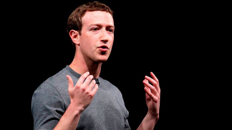 Zuckerberg admite "errores" por la fuga de datos de Facebook y restringirá la información a aplicaciones