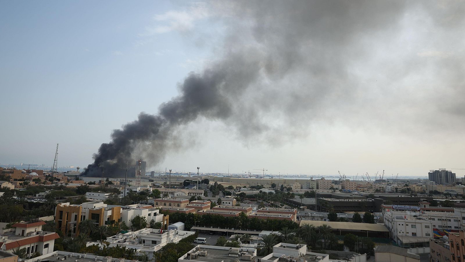 Humo tras un ataque con misiles iraníes en Manama, Baréin.