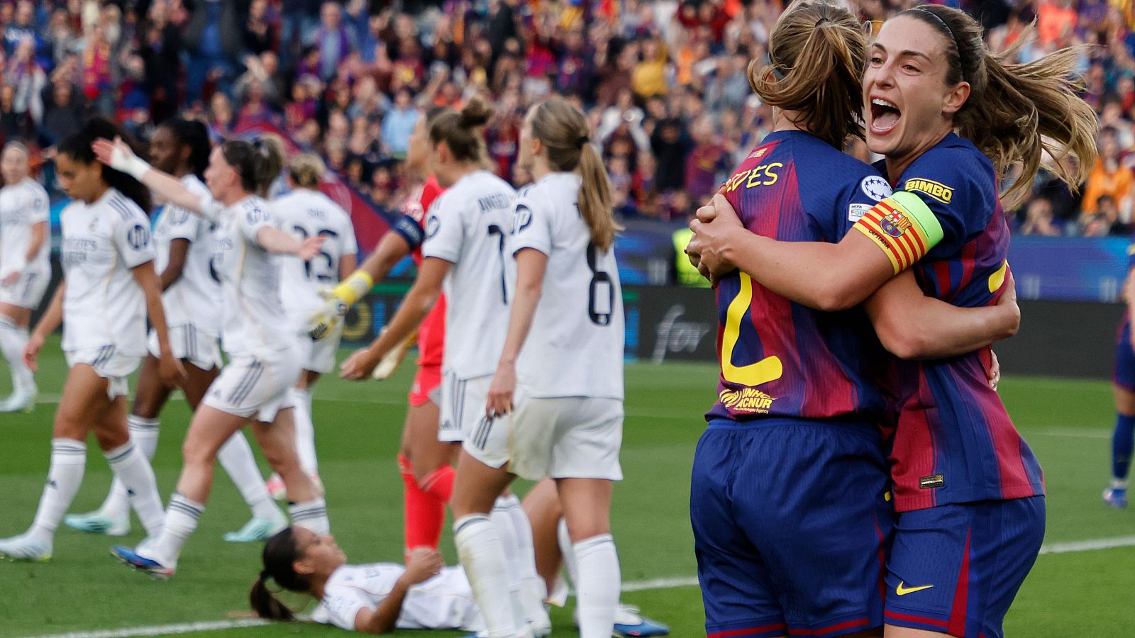 Las jugadoras del FC Barcelona Irene Paredes y Alexia Putellas (derecha) celebran un gol ante el Real Madrid en la Champions League