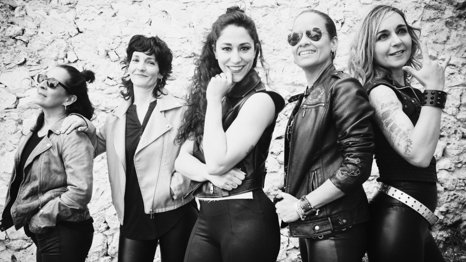 Componentes de la banda femenina Rocking Girls posan con estética rockera.