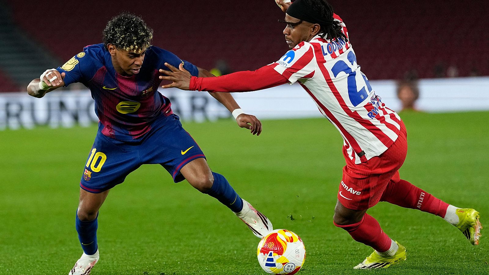 Lamine Yamal (i) y Ademola Lookman disputan un balón en el Barça-Atleti de semifinales de la Copa del Rey de hace un mes.
