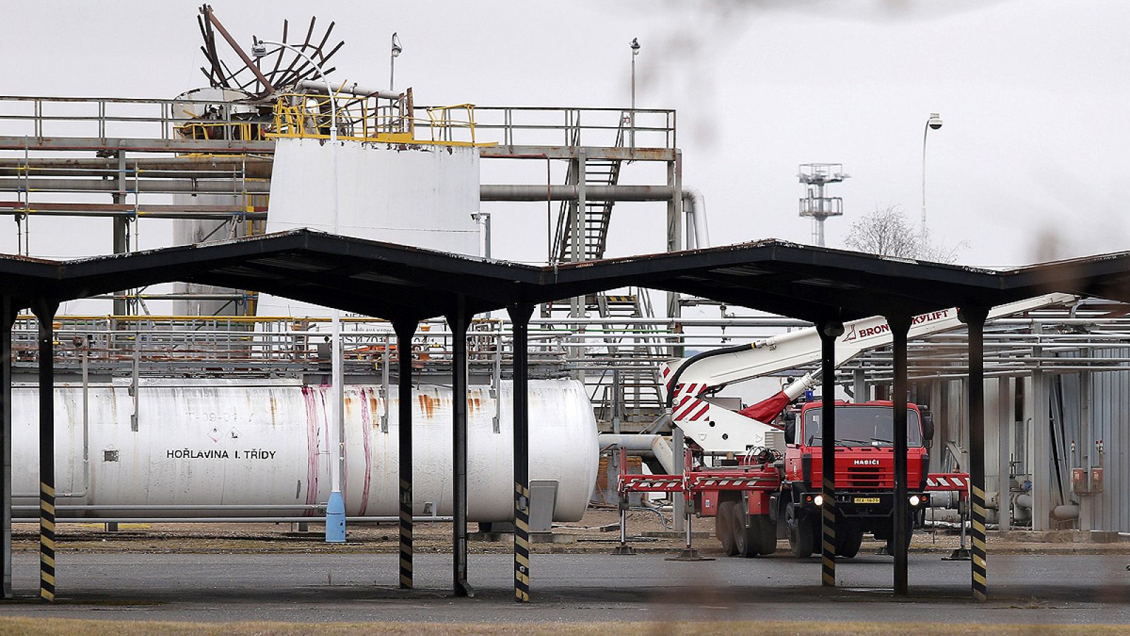 Trabajadores observan los trabajos de los servicios de emergencia en una planta química tras una explosión en Krapuly Nad Vlatavou (República Checa)