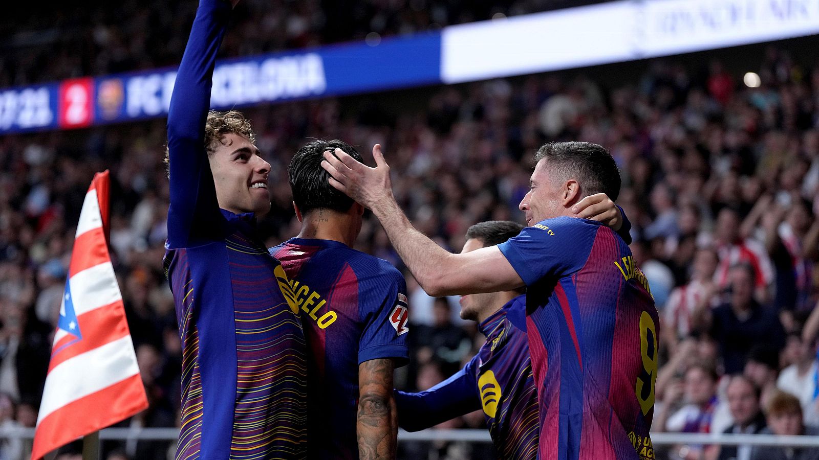 El Barça celebra su victoria en el Metropolitano.
