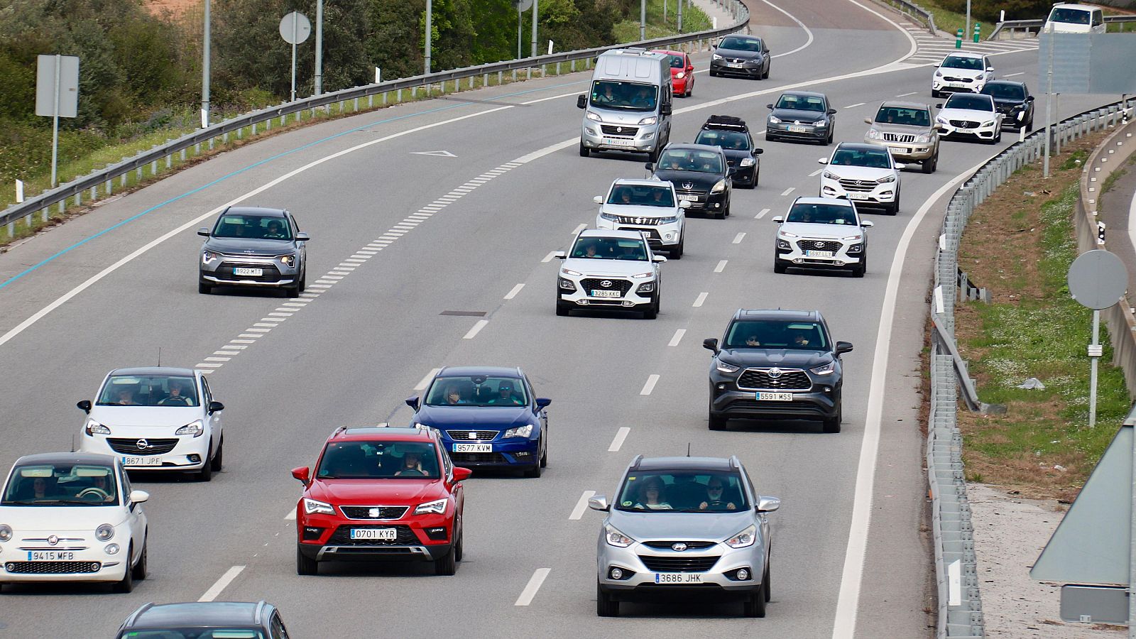 Vehicles que circulen per l'AP-7, prop de l’enllaç amb l'A-2 a Martorell, durant l'operació sortida de Setmana Santa