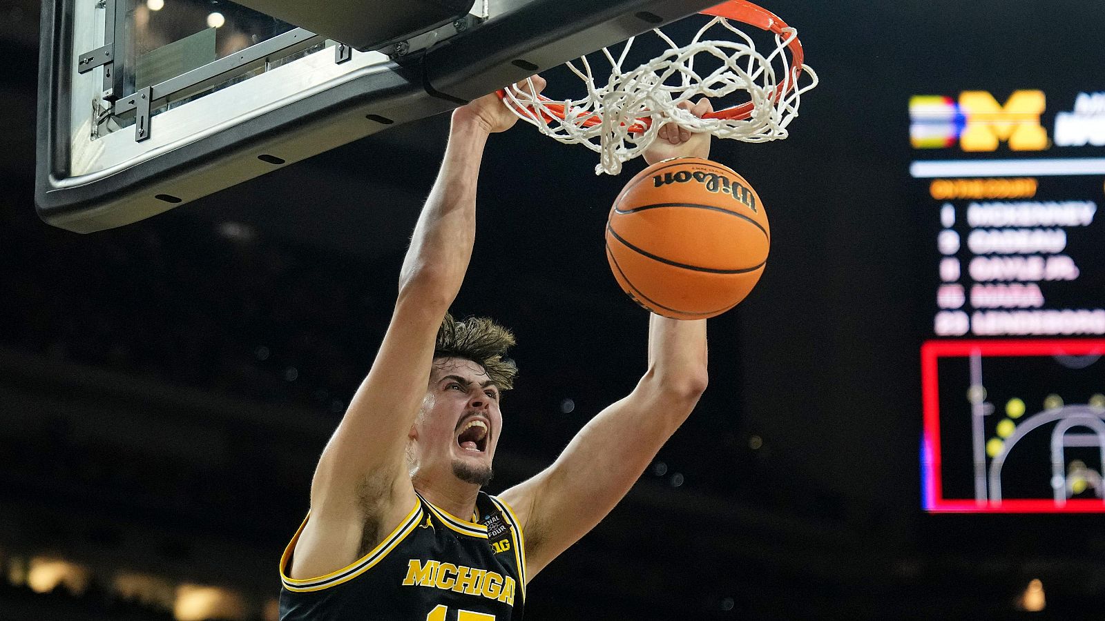 Aday Mara (Michigan Wolverines) realiza un mate contra los Arizona Wildcats