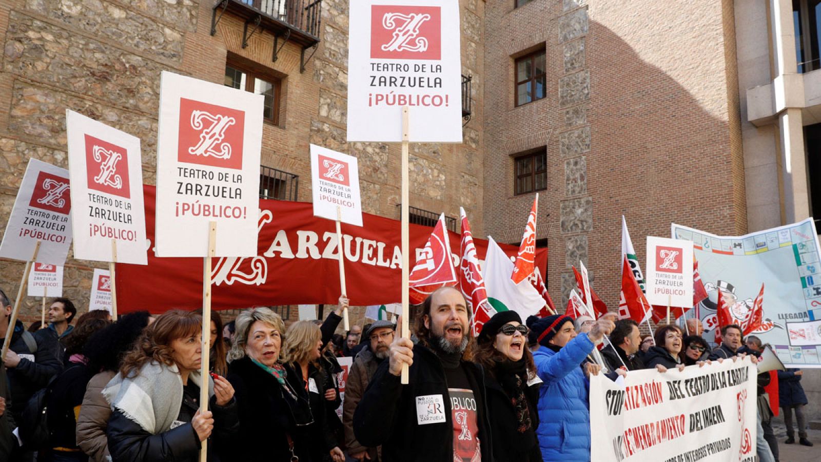 Los trabajadores del Teatro de la Zarzuela durante la concentración frente al Ministerio de Cultura.