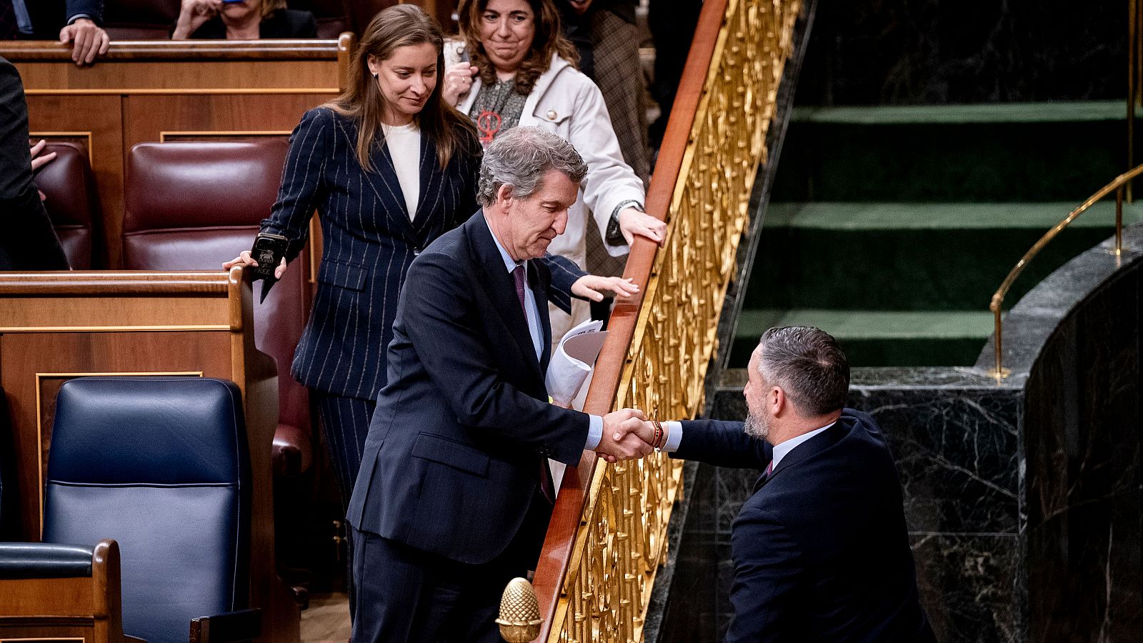 El presidente del Partido Popular, Alberto Núñez Feijóo, saluda al presidente de Vox, Santiago Abascal, a su salida de un pleno en el Congreso de los Diputados, a 10 de febrero de 2026, en Madrid (España).