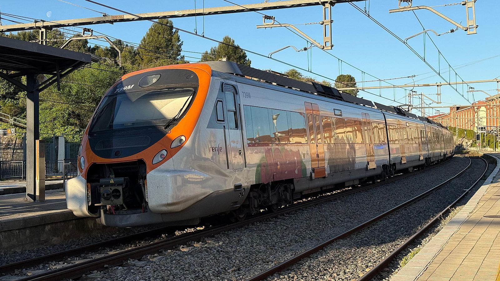 Un tren de l'R4 al seu pas per Sant Sadurní d'Anoia