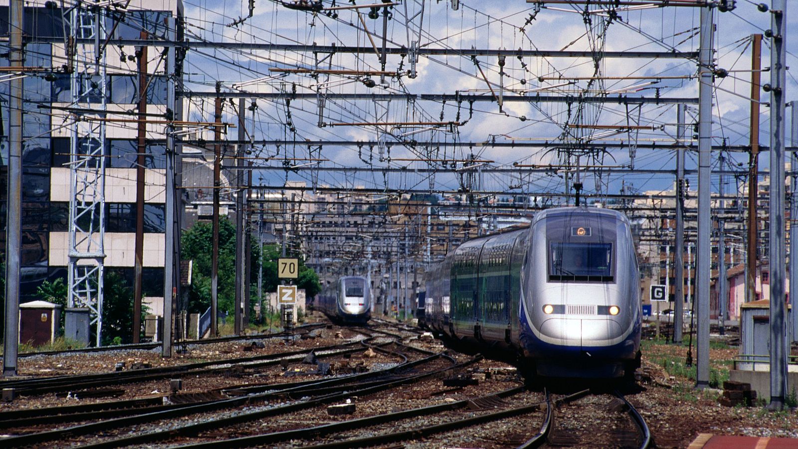 Imagen de dos trenes, uno más cerca y otro más lejos, en las inmediaciones de la estación en Paris, Ile-de-France, France