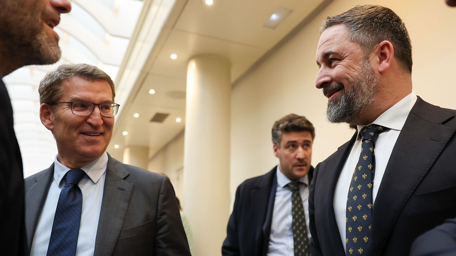 El líder del PP, Alberto Núñez Feijóo, y el de Vox, Santiago Abascal, al finalizar un pleno del Congreso