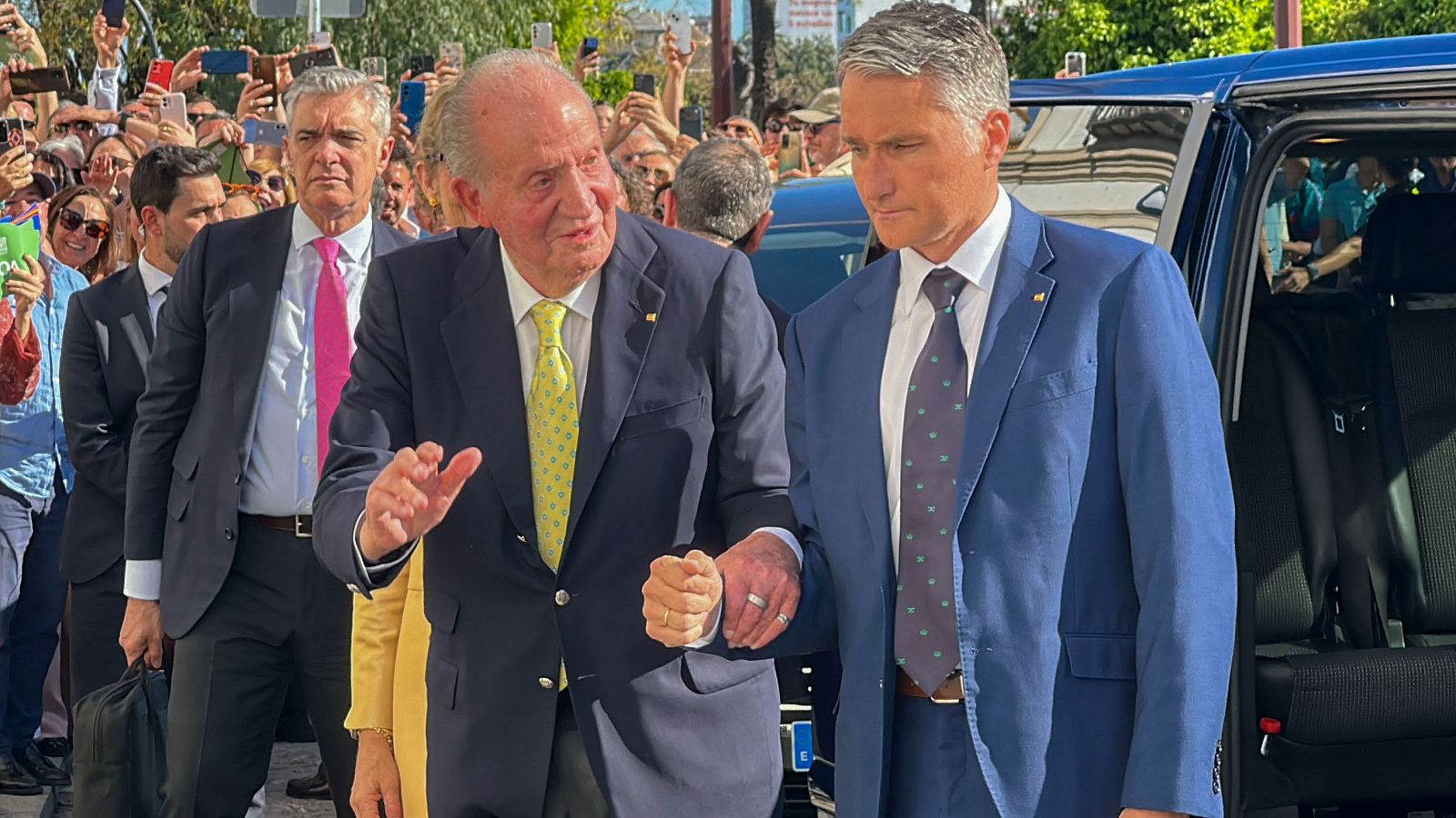 El rey emérito Juan Carlos I (i) asiste a la corrida en la plaza de toros de La Maestranza de Sevilla el domingo pasado