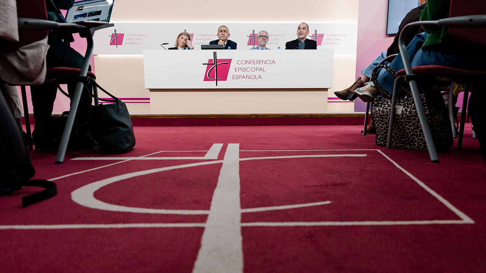 Sara de la Torre, Fernando Giménez Barriocanal, Yago de la Cierva y Josetxo Vera durante la rueda de prensa en la sede de la Conferencia Episcopal Española (CEE).