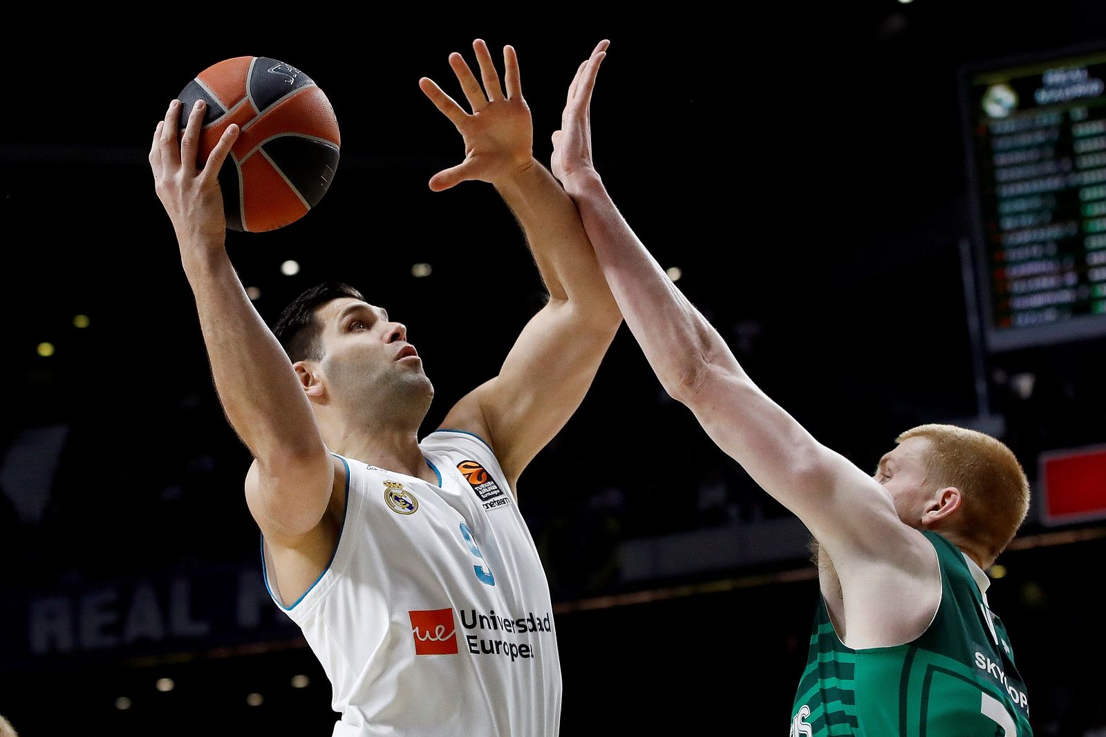 Reyes lanza ante el ala-pívot estadounidense del Zalgiris Kaunas Aaron White.