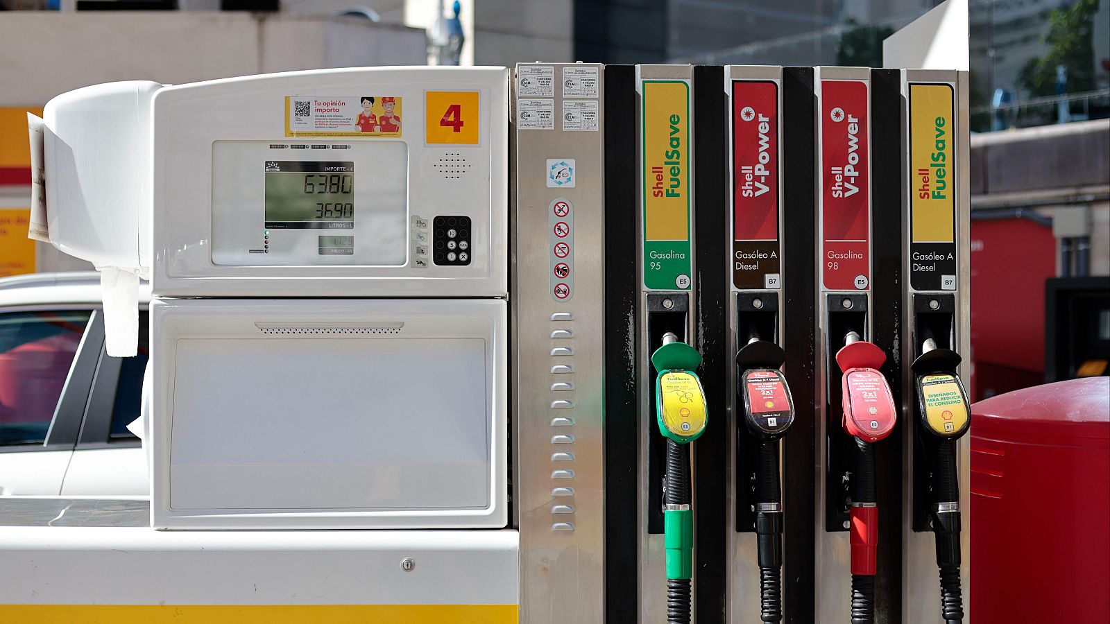 Bruselas advierte a España de que las normas europeas no permiten bajar el IVA de los combustibles