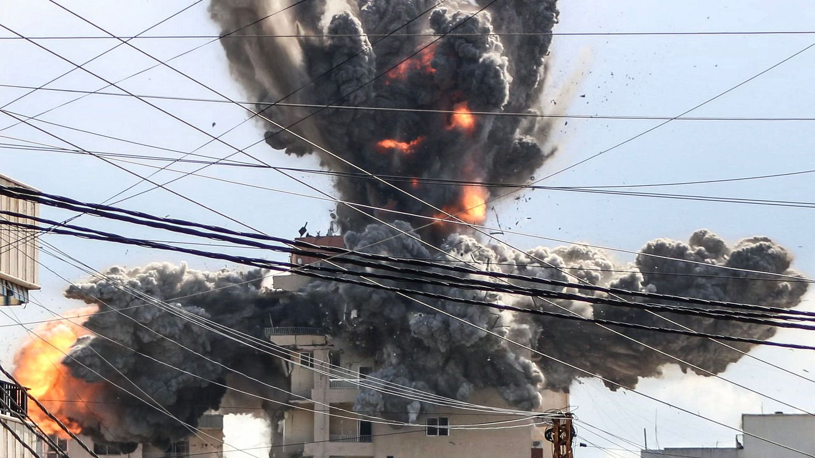 Daños en el Hospital Universitario Rafik Hariri (RHUH), en el distrito de Jnah de Beirut, Líbano