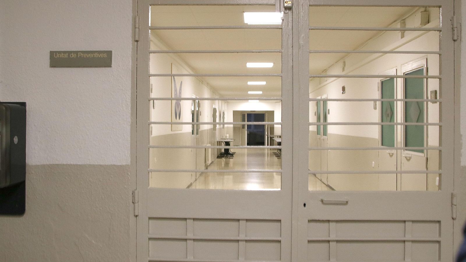 Una porta del passadís de la presó de dones de Wad Ras  (ACN | Bernat Vilaró)