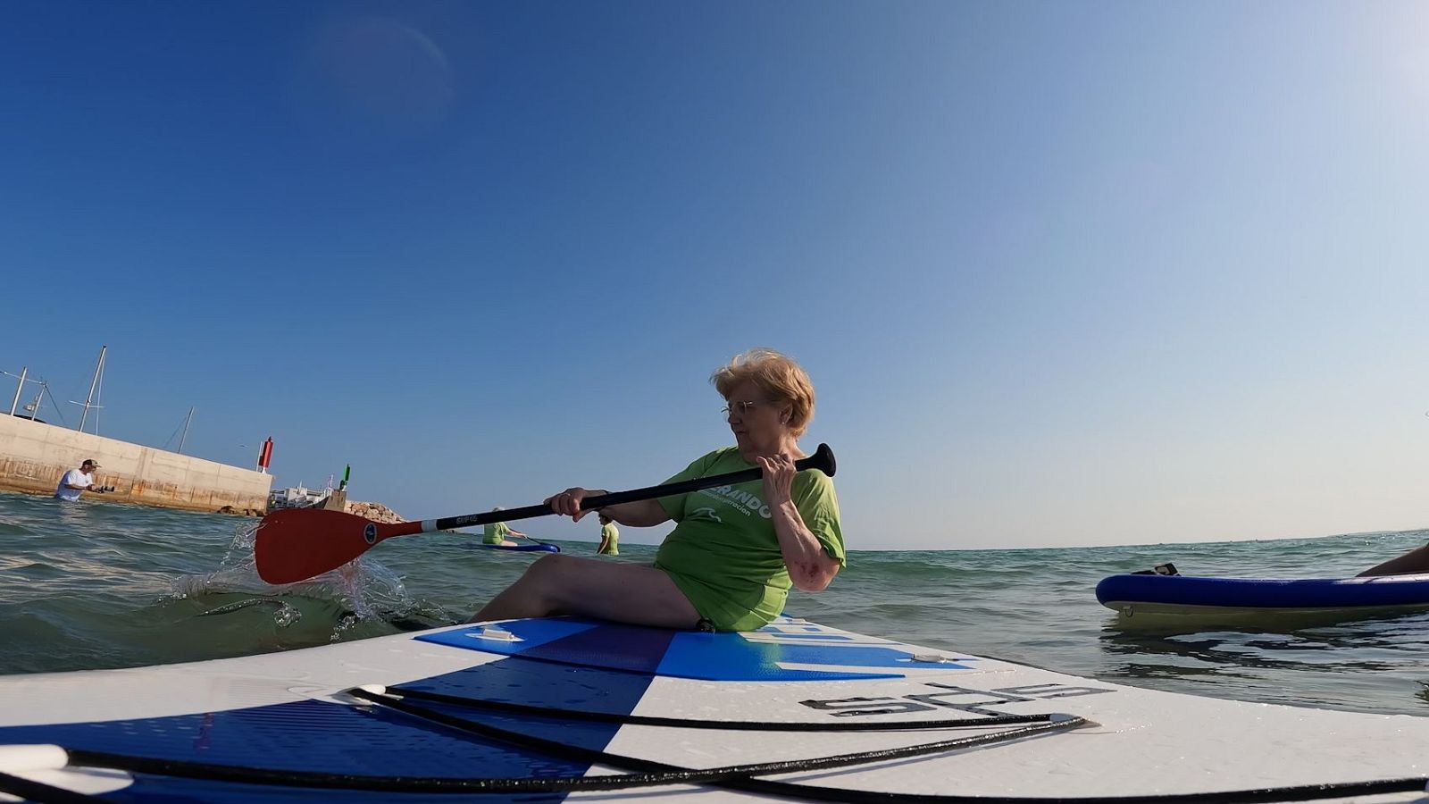 Onades Inclusives, la iniciativa de Vilanova i la Geltrú que fa la platja accessible a tothom