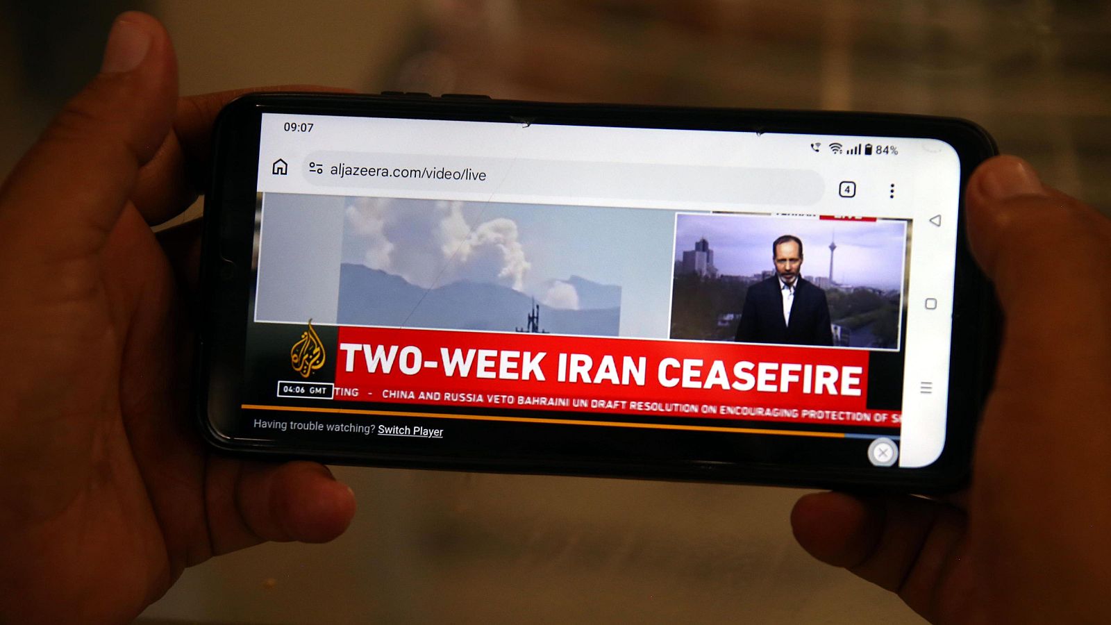 Un hombre observa las noticias sobre el alto el fuego negociado por Pakistán en el conflicto entre Estados Unidos, Israel e Irán.