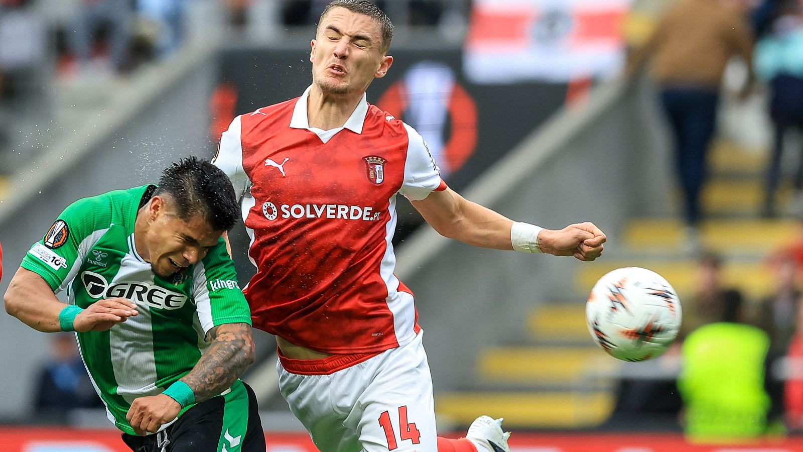El 'Cucho' Hernández remata ante la oposición de Lagerbielke en el Sporting de Braga - Real Betis