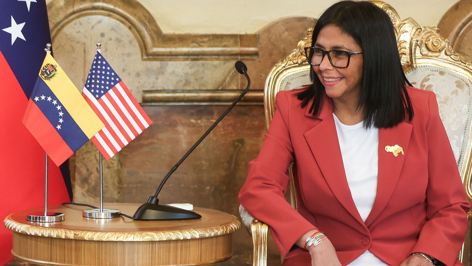 La presidenta encargada de Venezuela, Delcy Rodríguez, asiste a una reunión con el secretario de Interior de Estados Unidos, Doug Burgum.