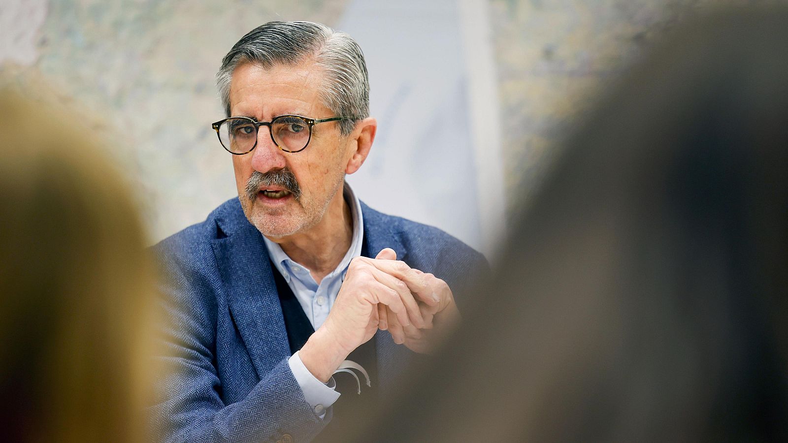 José María Ángel Batalla, excomisionado, en imagen de primer plano. Hombre de mediana edad con americana azul, gafas y cabello canoso; manos juntas.