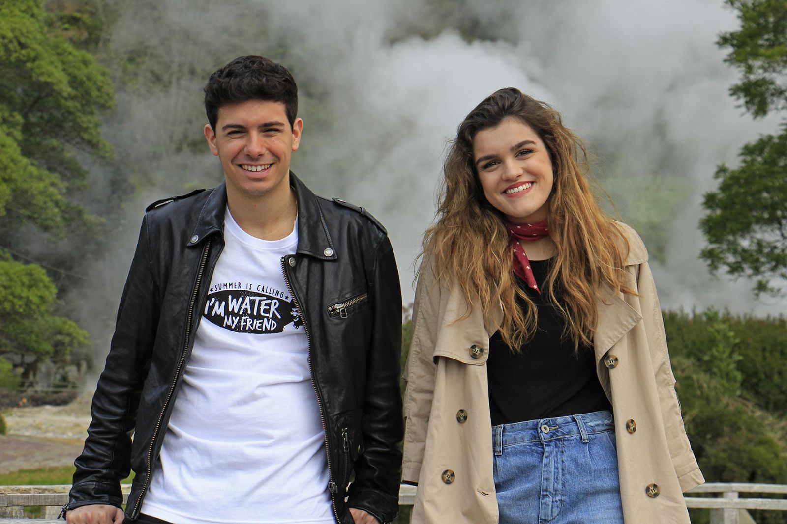 Alfred y Amaia durante la grabación de la postal en las Azores