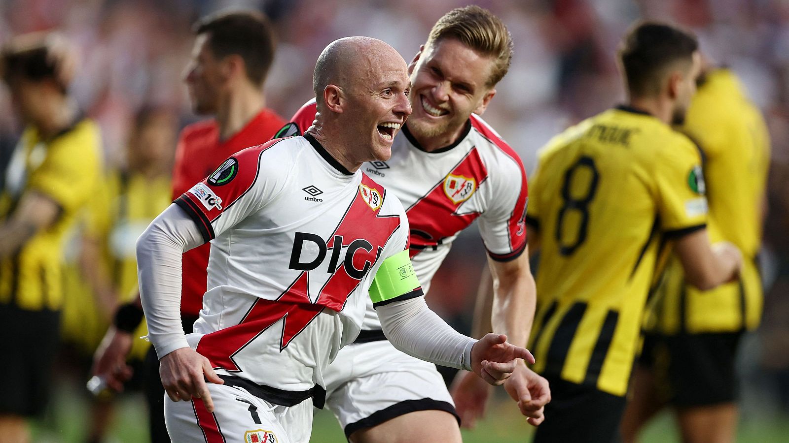 Isi Palazón celebra su gol en el Rayo Vallecano-AEK de Conference League.