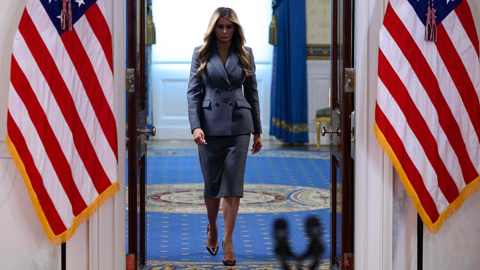 Melania Trump justo antes de realizar su declaración en la que niega cualquier vínculo con el fallecido delincuente sexual convicto Jeffrey Epstein.