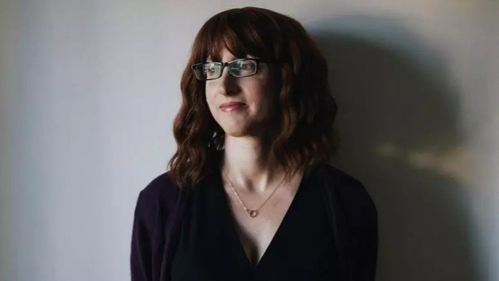 La autora de 'La asistenta' revela su nombre tras años firmando como Freida McFadden