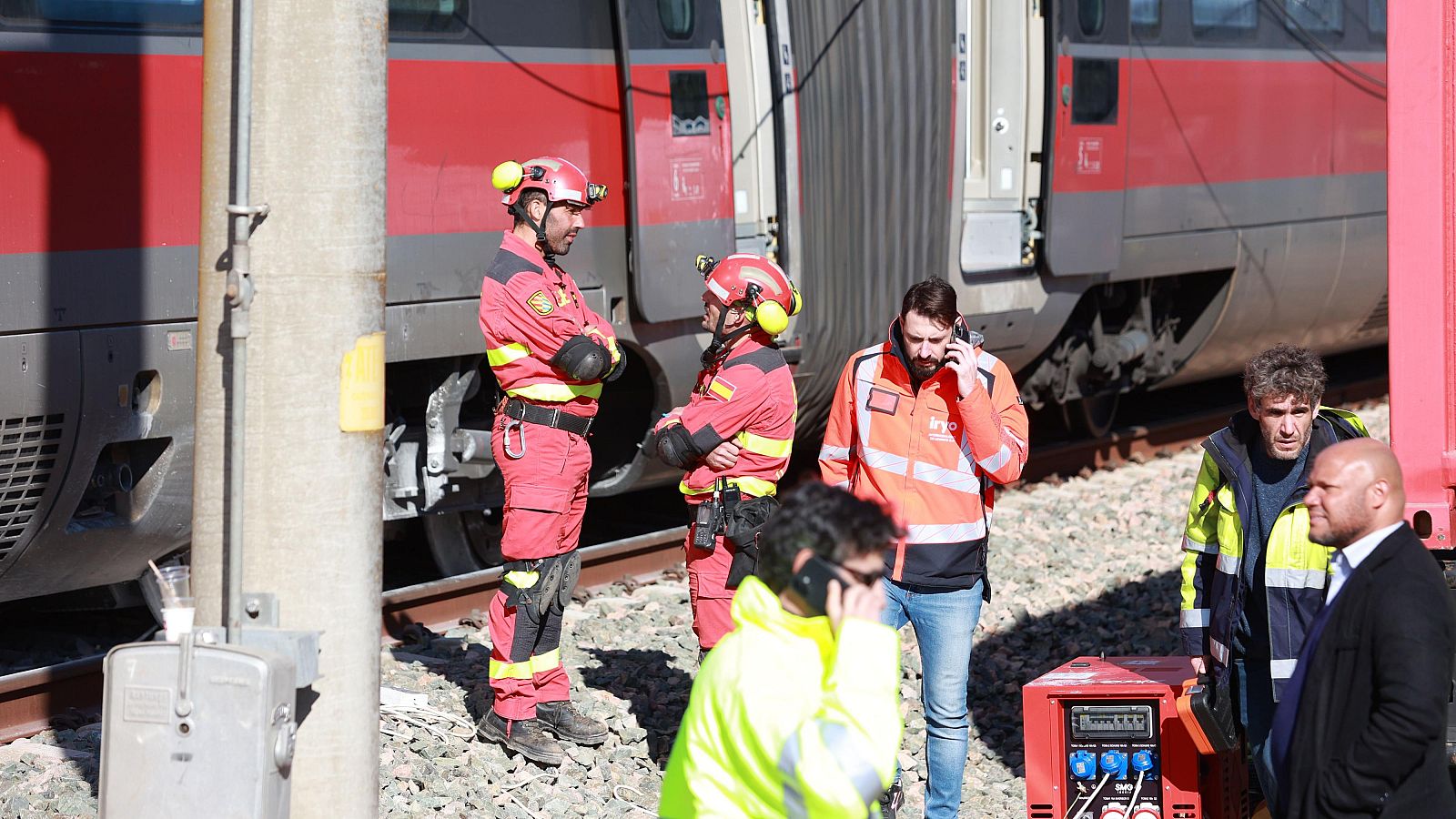 Operativo de rescate de la Guardia Civil y servicios de emergencia 061 junto a un tren descarrilado en Adamuz, Córdoba.