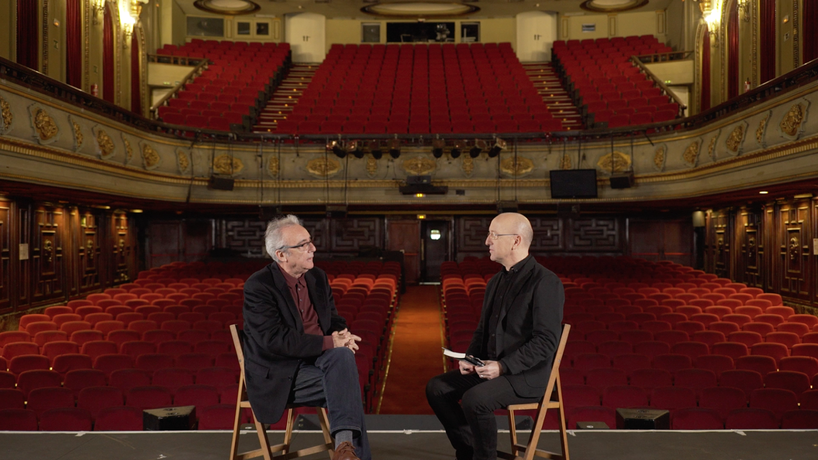 El escritor Juan José Millás vuelve a Página Dos