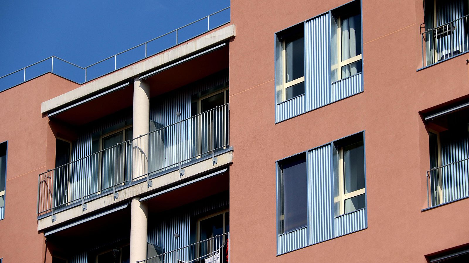 Detall d'un balcó d'un edifici d'habitatge de protecció oficial (HPO) al Masnou, amb desenes de pisos per a llogar i d'altres a la venda