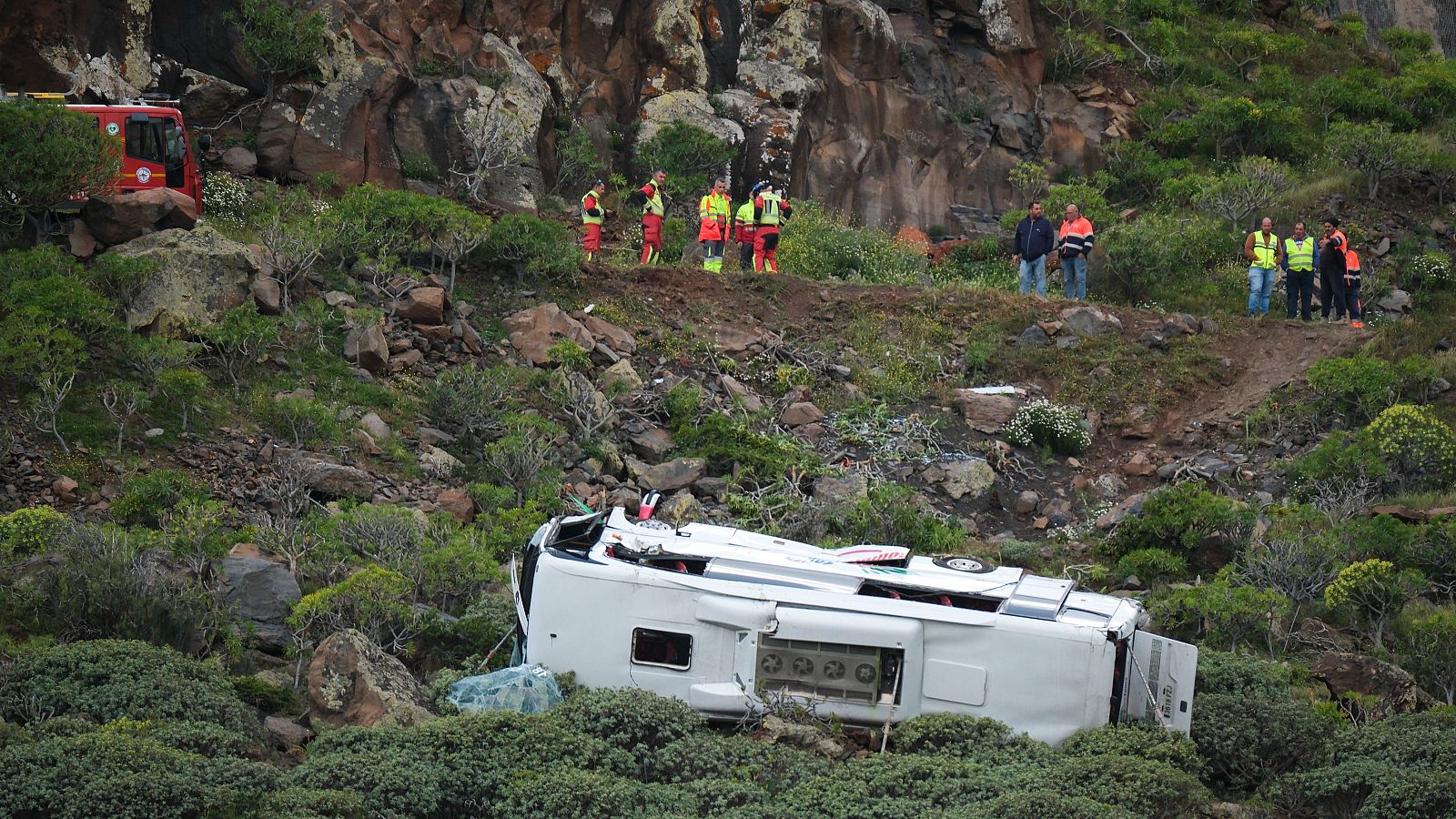 Imagen del autobús precipitado en San Sebastián de La Gomera, Tenerife