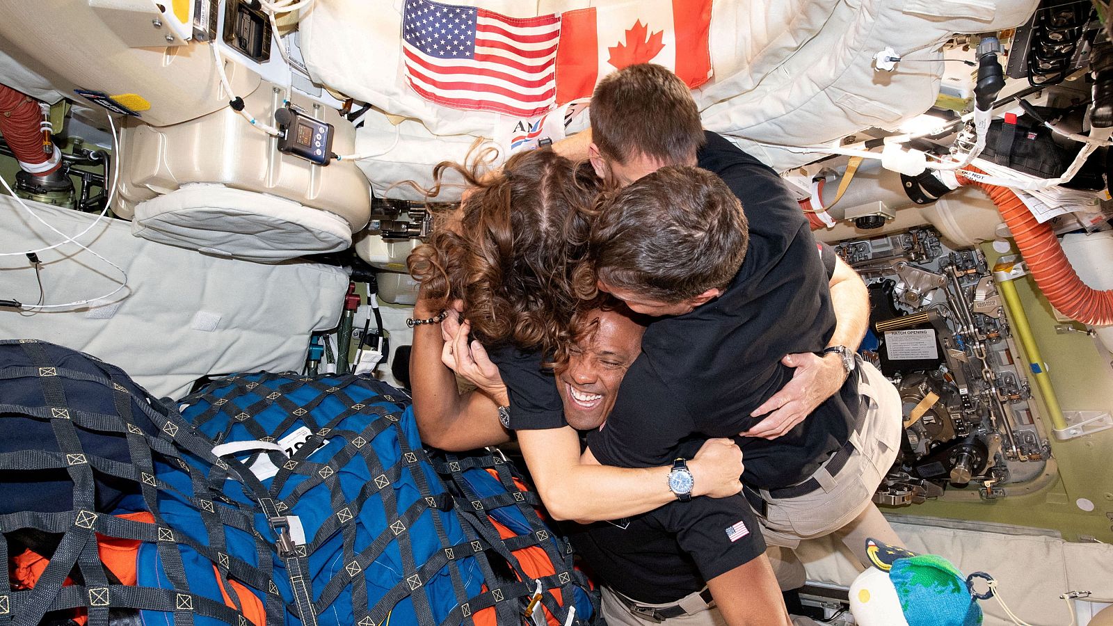 Misión Artemis II: La tripulación se abraza dentro de la nave espacial Orion de regreso a casa.