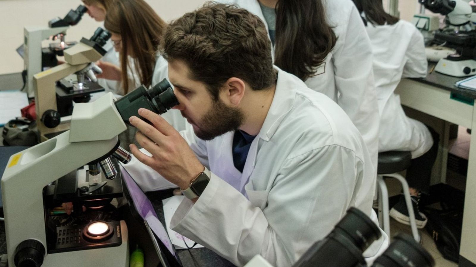 Estudiants al laboratori de la Facultat de Medicina i Ciències de la Salut de la URV