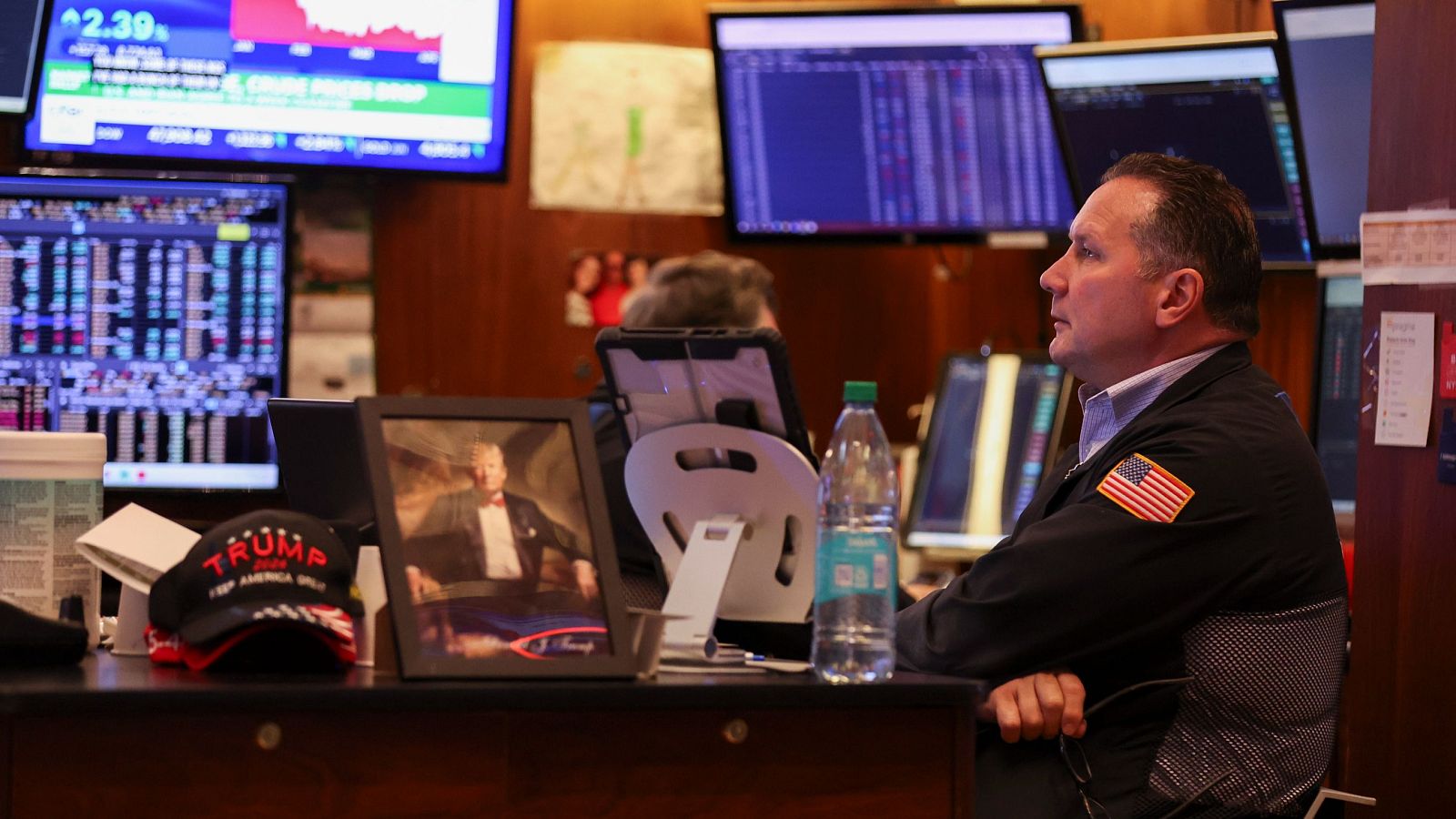 Un comercial trabaja en la Bolsa de Valores de Nueva York, Estados Unidos